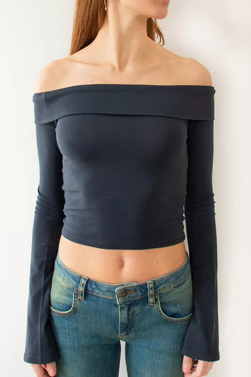 Subdued T-shirt off shoulders